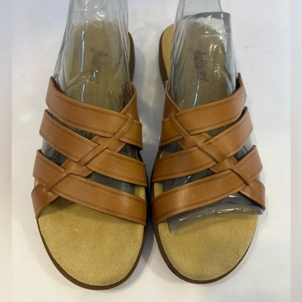 Auditions light brown tan leather weaved strappy flip flop sandals size 6 N